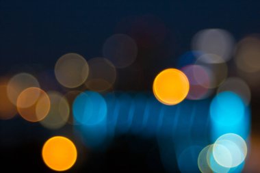 Defokus bokeh ışıkları, sarı, mor, mavi.