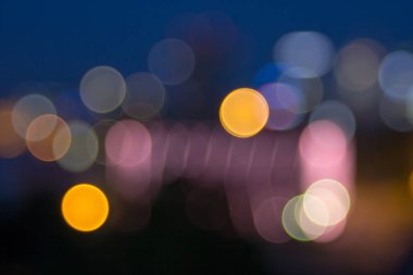 Defokus bokeh ışıkları, sarı, mor, mavi.