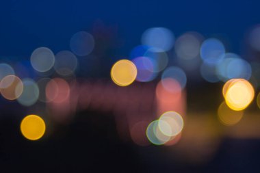 Defokus bokeh ışıkları, sarı, mor, mavi.