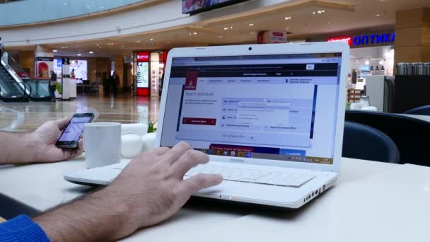 Emirates légitársaság honlapján on-line vásárlás. — Stock videók