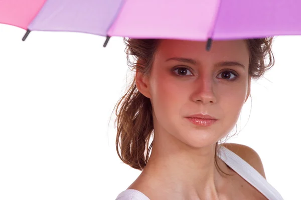 Lächelnde junge brünette Frau in weißer Bluse mit Regenschirm — Stockfoto