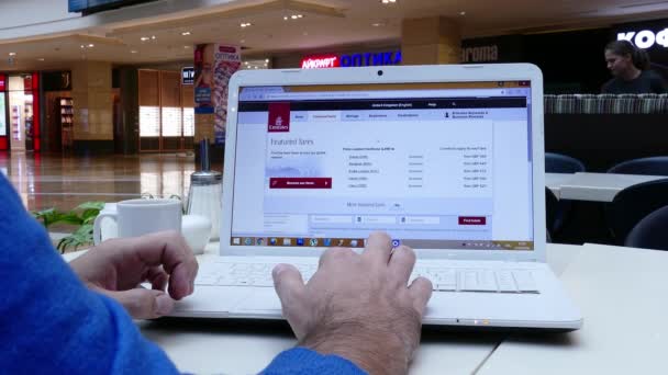 Online winkelen op de website van Emirates airlines. — Stockvideo