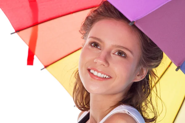 Sorrindo jovem morena de blusa branca com guarda-chuva de cor — Fotografia de Stock