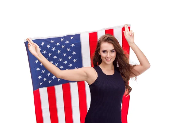 Feliz joven sosteniendo bandera de EE.UU. aislado sobre fondo blanco — Foto de Stock