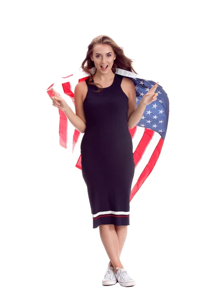 Szczęśliwa młoda kobieta trzyma flagę Usa. Na białym tle obraz — Zdjęcie stockowe