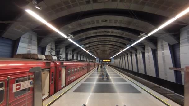 Camine por la estación de tren Aeroexpress en el aeropuerto de Vnukovo . — Vídeo de stock