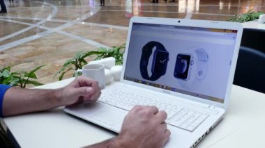 Apple store Usa dizüstü bilgisayar ekranında modern Iwatch 2 ile.