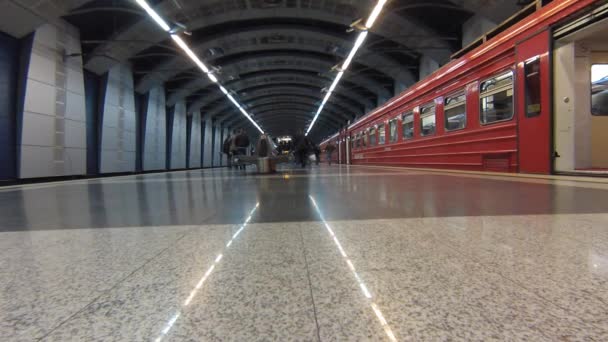 Loop langs het AeroExpress-treinstation op de luchthaven Vnukovo. — Stockvideo