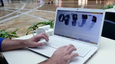 Apple store Usa dizüstü bilgisayar ekranında modern Iwatch 2 ile.