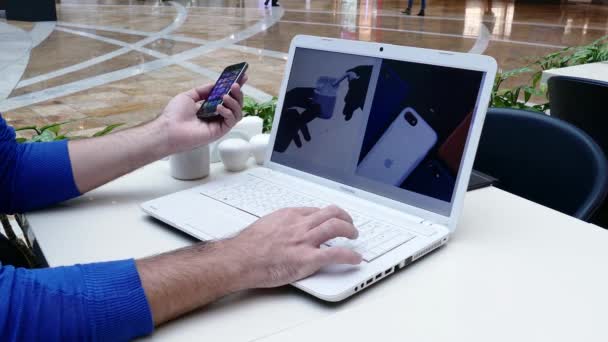 Магазин Apple в США на экране ноутбука с современной презентацией iPhone 7 — стоковое видео