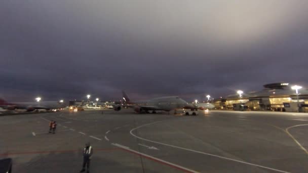 La gente sube la escalera en el avión, aeropuerto internacional Vnukov — Vídeo de stock