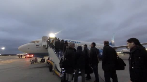 As pessoas sobem a escada para o avião, o aeroporto internacional Vnukov — Vídeo de Stock