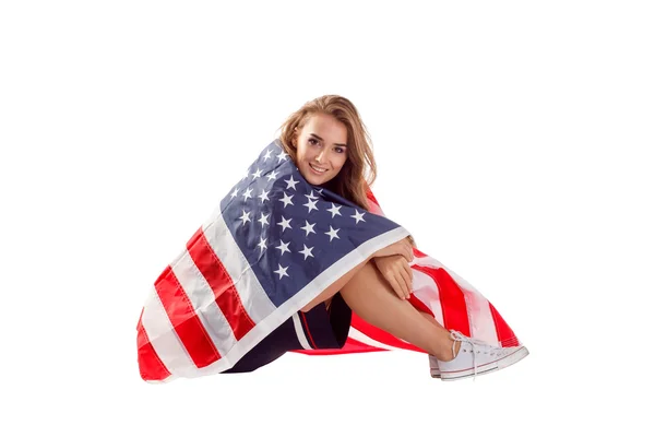 Mujer patriótica feliz sosteniendo bandera de EE.UU. . — Foto de Stock