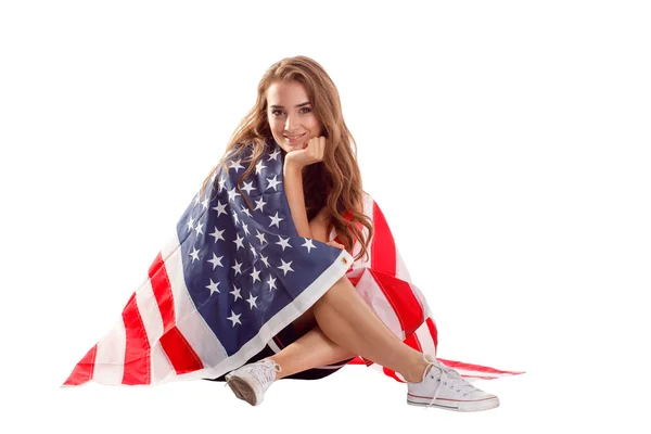 Lycklig fosterländska kvinna holding Usa flaggan. — Stockfoto
