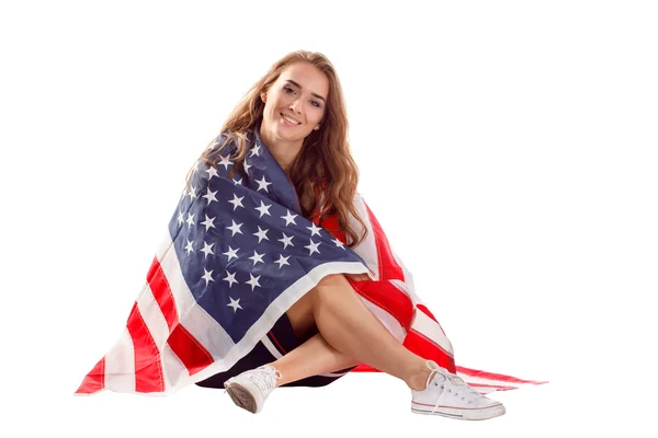 Mujer patriótica feliz sosteniendo bandera de EE.UU. . — Foto de Stock