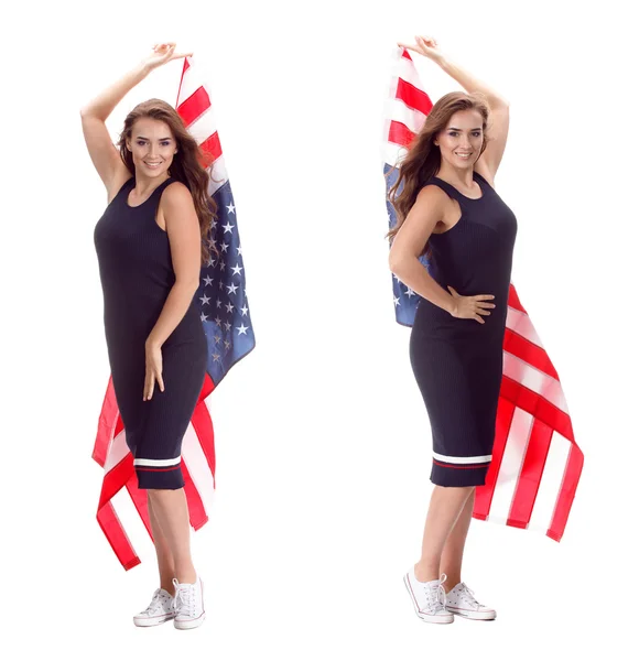 Szczęśliwa młoda kobieta trzyma flagę Usa. Na białym tle obraz — Zdjęcie stockowe