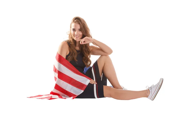 Ευτυχισμένη πατριωτικό γυναίκα κρατώντας την σημαία των ΗΠΑ. — Φωτογραφία Αρχείου