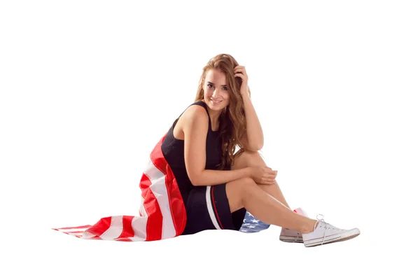 Mujer patriótica feliz sosteniendo bandera de EE.UU. . — Foto de Stock