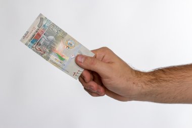 Kuveyt Dinarı banknot elinde. 