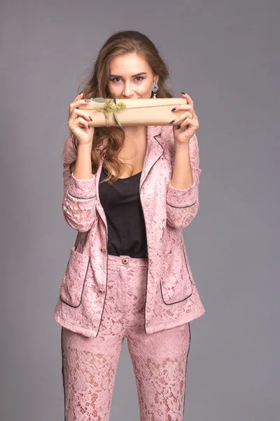 Porträt einer glücklichen Frau mit Geschenkbox — Stockfoto