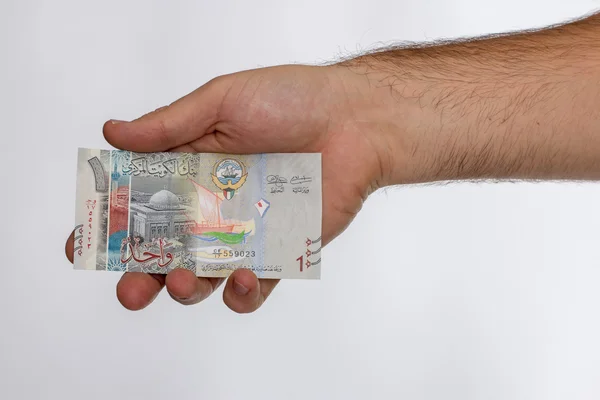 Kuwejcki dinar banknotów w dłoni. — Zdjęcie stockowe