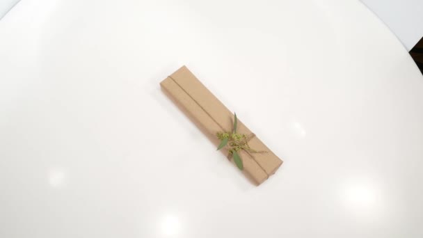 Caja de regalo de paquetes con papel Kraft — Vídeos de Stock