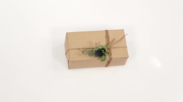 附有牛皮纸的礼品盒 — 图库视频影像
