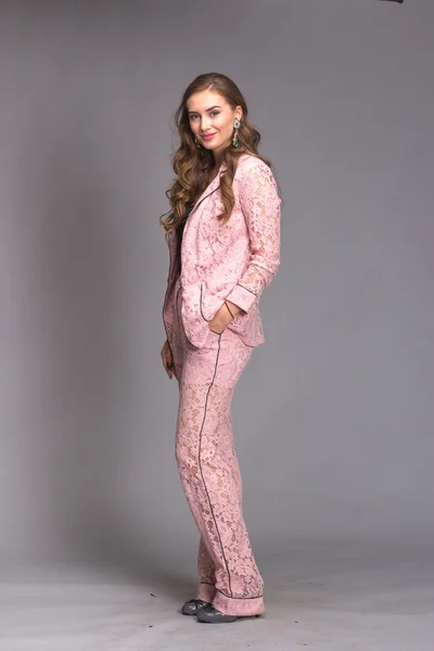Портрет счастливой женщины розовый костюм — стоковое фото