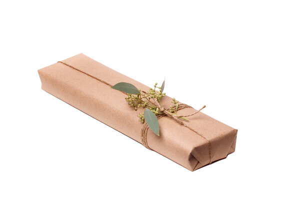 Подарочная коробка с крафт-бумагой