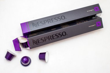 Nespresso kahve izole üzerinde beyaz arka plan kapsüller. 