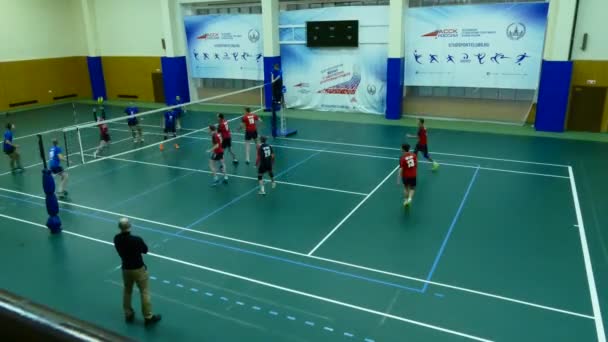 Volleyboll match mellan studentlag. — Stockvideo