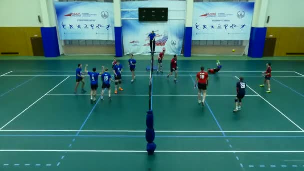 Partido de voleibol entre equipos estudiantiles . — Vídeo de stock