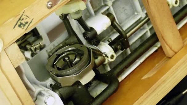 Transmission inside vintage sewing machine — Stock Video