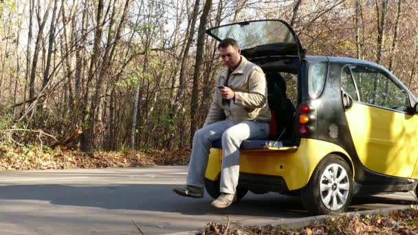 Člověk čeká na pomoc poblíž brocken auto na lesní cestě — Stock video