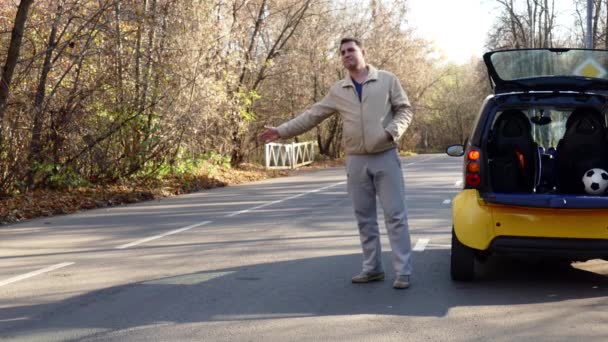Člověk čeká na pomoc poblíž brocken auto na lesní cestě — Stock video