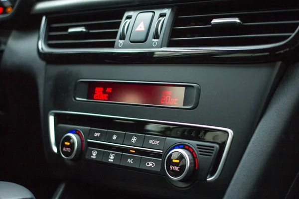 Elementy samochodu. Temperatura urządzenia sterującego na konsoli środkowej samochodu — Zdjęcie stockowe