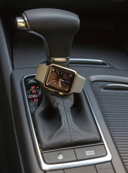 Современный интерьер автомобиля с умными часами — стоковое фото