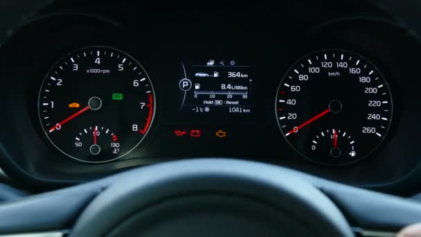 Ställa in funktionerna bilar använda skärmen färddator — Stockvideo