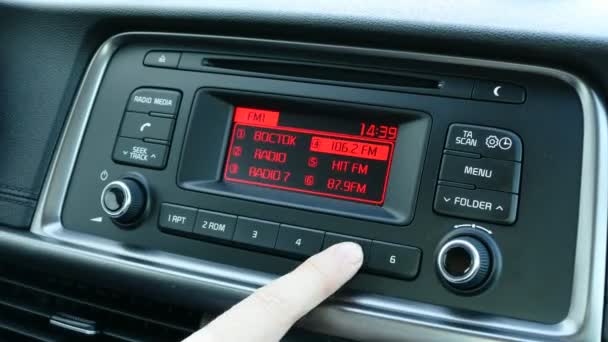 Le conducteur se prépare pour un voyage, ajuste le siège, miroirs, volant, radio — Video