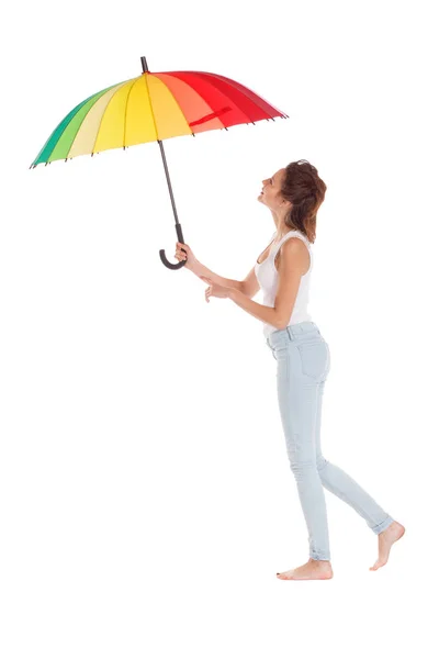 Schönheit Mädchen spielt mit bunten Regenschirm. — Stockfoto