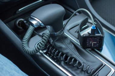 Modern araba iç akıllı gözetim altında vites kolu ile.