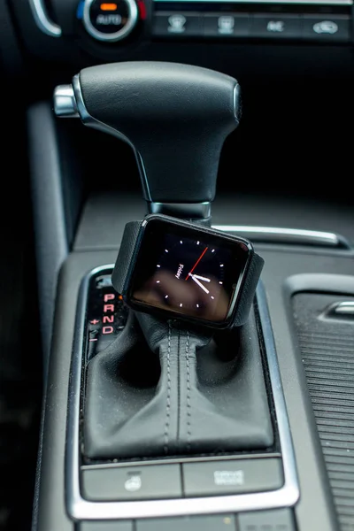 Современный интерьер автомобиля с умными часами на зубчатой палке . — стоковое фото