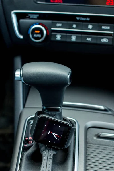 Современный интерьер автомобиля с умными часами на зубчатой палке . — стоковое фото