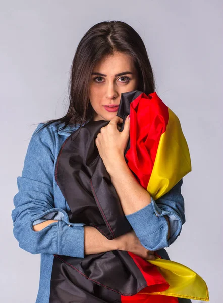Σημαία της Γερμανίας στα χέρια του λυπημένος όμορφη γυναίκα. — Φωτογραφία Αρχείου