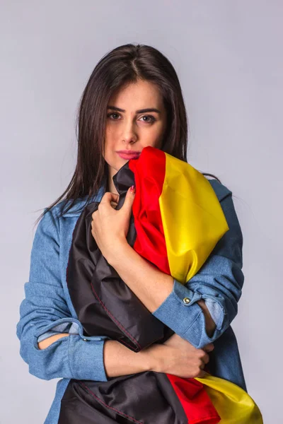 Deutschland-Fahne in den Händen einer traurigen schönen Frau. — Stockfoto