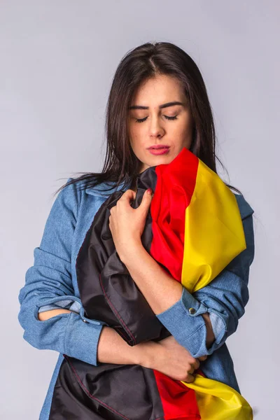 슬픈 아름 다운 여자의 손에에서 독일의 국기. — 스톡 사진