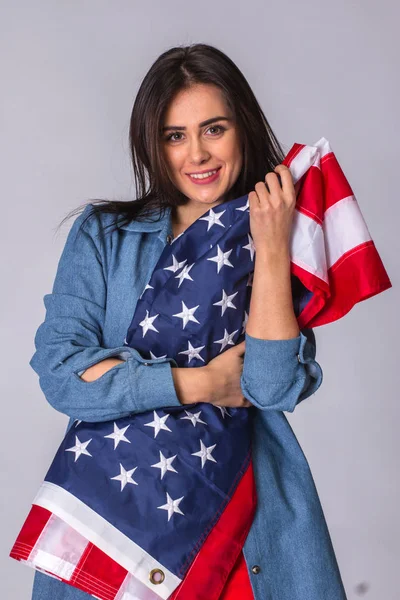 Flagge der Vereinigten Staaten von Amerika in den Händen von happy beautiful wom — Stockfoto