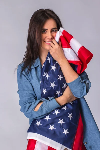 Flag of United States of America in hands of happy beautiful wom — Stock Photo, Image