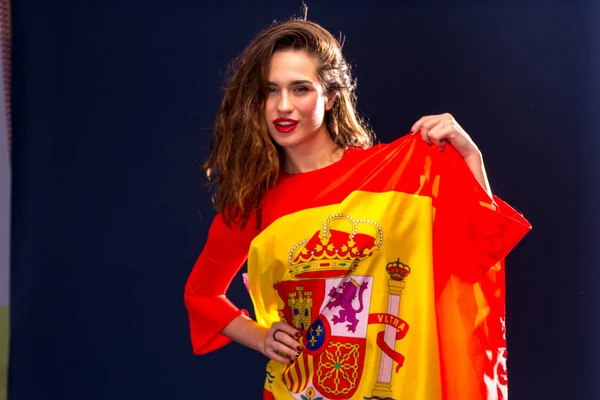 Όμορφη γυναίκα με τη σημαία της Ισπανίας. — Φωτογραφία Αρχείου