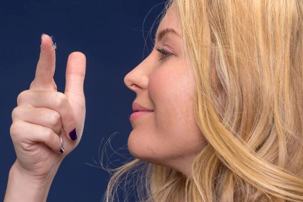 Женщина вставляет контактные линзы — стоковое фото